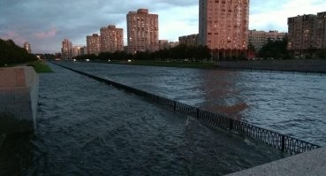 а это Смоленка, там набережная всего метр от воды ...