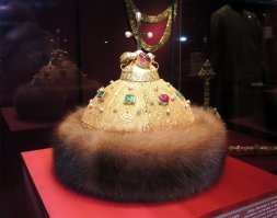 Человеческая мысль зиждется на новых достижениях науки и опыте прошлых поколений. Как пришел рок, потом металл, потом хэви-металл.
Работы Серова хороши, легко можно сравнить с Эдуардом Мане (не путать с Клодом Моне). Художников такого калибра на Земле было мало. Потому он так и ценен.
Если моя мысль не до конца ясна, я дам такую аналогию. Ломоносов. Он приехал из Холмогор как талантливый ученик и стал неимоверным ученым своего века. Сейчас, из-за технологий, мы можем сделать выборку из 50-ти аналогично одаренных. И вывезти всех 50, но них только 4-ро станут профессормаи, и, возможно, один академиком. При том, что в 18-м веке каждый из них был-бы уникален и стал Ломоносовым при совпадении аналогичных условий.
Всего-то 100 лет назад не было художников-открыточников (это которые рисуют как фотографию), а сейчас их немало.
Искусство трансформируется, жизнь меняется, но самая дорогая картина в мире не Фотооткрытка, а Джоконда, довольно посредственная работа Великого Леонардо, а почему? Потому как История.
Самая роскошная современная шапка из самых дорогих мехов и крупных камней не встанет в один ряд с Шапкой Мономаха. В ней заключен опыт миллионов людей, их чаяния и желания, их самое жизнь.