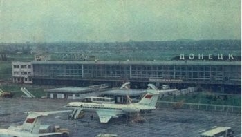 атмосферные фото... сколько я перелетал за свою жизнь, всегда любил и люблю аэропорты и аэродромы... как все советские дети мечтал стать летчиком, но увы не получилось... мой родной донецкий аэропорт, все три его ипостаси видел... жаль война случилась...