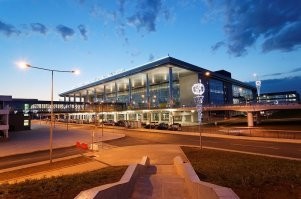 атмосферные фото... сколько я перелетал за свою жизнь, всегда любил и люблю аэропорты и аэродромы... как все советские дети мечтал стать летчиком, но увы не получилось... мой родной донецкий аэропорт, все три его ипостаси видел... жаль война случилась...