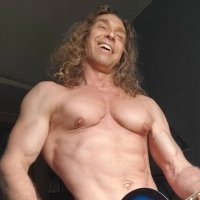 Грудь на силиконовую похожа.