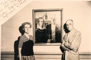 Живые модели «Американской готики» позируют рядом с картиной