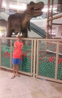 У нас рядом в Подмосковье тоже живет чувак с короткими ручками. Каждый раз, как он проходит мимо, просто разрывает от того, как представишь, как он ими что-то делает (зад вытирает, писает и тд). Дай бог ему здоровья и всяческого благополучия.