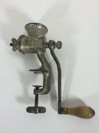 Надпись на антикварной лавке - «Buying trash and sale antique». (покупаем мусор, продаем антиквариат).
Нашел на барахолке мясорубку из 1897 года, за $3. Почистил, теперь это украшение на кухне.