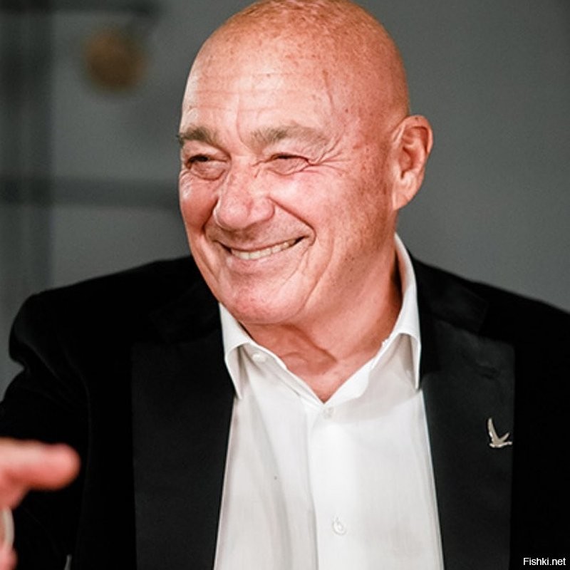 Если Вы не любите людей - зачем Вы с ними общаетесь?
и скажу прямо..
Подростковый голово-жопный юмор 2 года назад катил, а сейчас мысль человеческая эволюционировала и он обрызг, как прокисшая брага.
Имхо люди чувствуют нелюбовь даже в красивой обёртке, а уж в старой газете тем более... 
В мире за 2 года много чего появилось барин. Многие лысые оказались достойными людьми,  и Фаина Раневская думаю нашла-бы для Вас меткое слово..