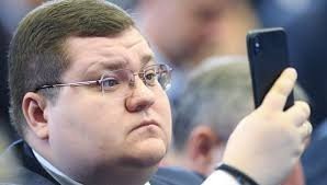 Как уже саипали эти "одаренные" дети чиновников. Почему именно она? Почему не сын с фото? :-)