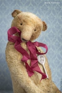 Купающийся в грязной луже медведь решил начать пускать пузыри