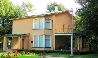 Королев вместо дачи выбрал домик в пределах Москвы.
"В 1957 г. после запуска первого искусственного спутника группе ученых и конструкторов давали дачи, Королеву же в виде исключения разрешили вместо квартиры и дачи построить дом в пределах Москвы.
Дом был спроектирован и построен в 1959 г. архитектором Р. И. Семерджиевым с учетом всех пожеланий Королева. "
