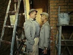 Мужчина залил голову раствором и застрял