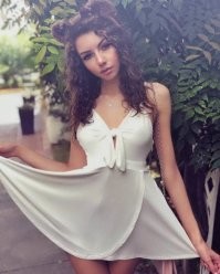 Девушки в платьях