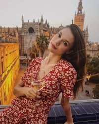 Девушки в платьях