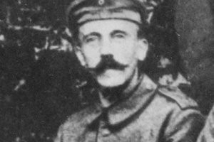 Вроде как в 1914 году знаменитых усов у Гитлера еще не было. Вернее были, но выглядели по-друглму...
