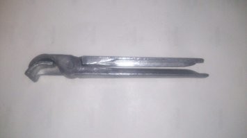 Я таким чапельником ещё 35 лет назад колол орехи. До сих пор эта приблуда в строю, ничего лучше для орехов не придумали. Ещё можно было советскими чеснокодавками колоть, тогда они были крепкими. Современные даже от чеснока разваливаются.