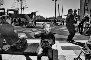 Я, когда фотаю людей в жанре "стрит", пользую "длинный" объектив 70-200/2.8. Можно близко не подходить.  Если человек как то проявляет недовольство, то широко улыбаюсь во все свои 20 зубов и люди обычно успокаиваются. Иногда спрашиваю разрешения, но тогда уже естественные фотки редко получаются..