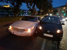 Мало? ~Неделю назад малолетка влетел в меня - стаж вождения ~год и вторая авария... Водила должен будет заплатить шеринговой компании 500 евро и скорее всего пойдёт на пересдачу прав и опять ему выдадут временные права на 2 года. Я матом несколько минут орал от досады (они даже на англицкам йазыке ко мне обратились), но всё обошлось - надеюсь за пару царапин получить ~800-1000 евро. Зеркало нашёл за 20 евро. Жизнь прекрасна. Надеюсь, что "коричневое пятно" от шины выведу чем нибудь.