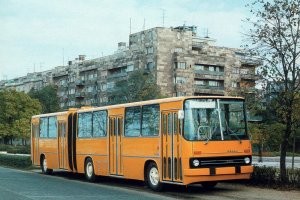 У меня с Икарусами только одна ассоциация :) Не знаю кому как а я обожал стоять на кругу посередине гармошки :) когда он поворачивал это был аттракцион .