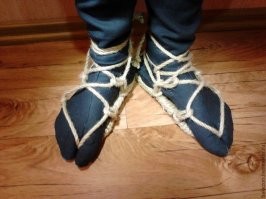 Лапти! Кто не знал! Это спецодежда Ниндзя. Она пришла к ним из Тверской губернии.
Дабы поступь была как у тихой кошки.