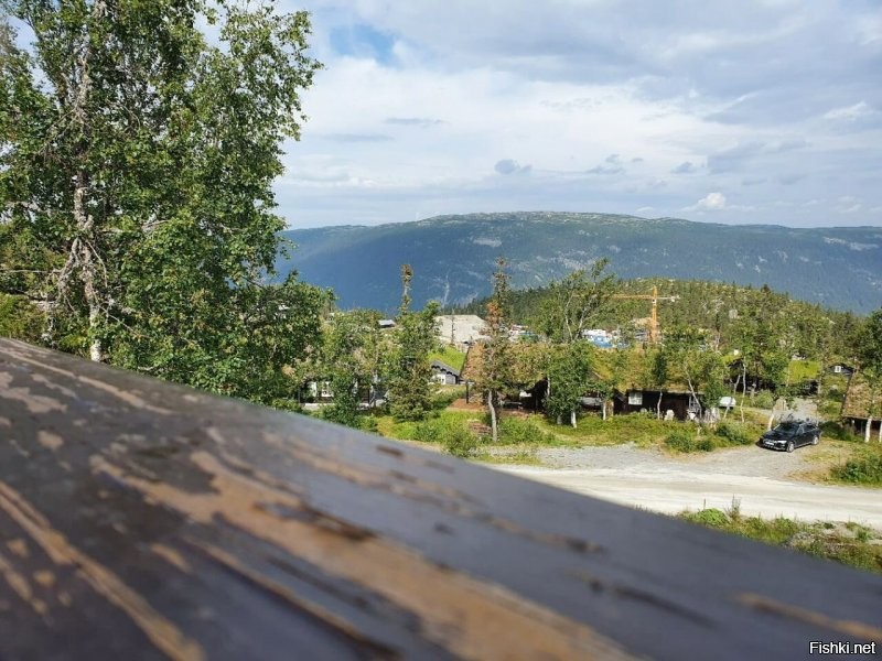 И даже люди живут похоже.
Вот моя деревня, вот мой дом родной (на фото) и просматривая виды: Кольский полуостров. Россия, замечаю много общего.