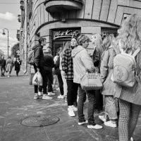 Я стрит не люблю. Но если собираюсь фоткать то использую для этого Fujifilm XF10, а потом кропаю если надо. Она маленькая но с APS-C сенсором. Судя по фоткам в посте это не телефон. На некоторых неплохое такое боке присутствует. Телефоном надо постараться, что бы так сделать.