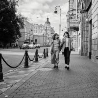 Я стрит не люблю. Но если собираюсь фоткать то использую для этого Fujifilm XF10, а потом кропаю если надо. Она маленькая но с APS-C сенсором. Судя по фоткам в посте это не телефон. На некоторых неплохое такое боке присутствует. Телефоном надо постараться, что бы так сделать.