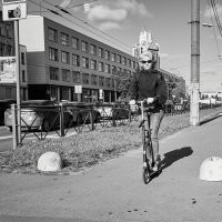 Я стрит не люблю. Но если собираюсь фоткать то использую для этого Fujifilm XF10, а потом кропаю если надо. Она маленькая но с APS-C сенсором. Судя по фоткам в посте это не телефон. На некоторых неплохое такое боке присутствует. Телефоном надо постараться, что бы так сделать.