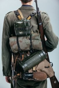 ты будешь смеяться, но реально на чердаке был пулемёт. в 50-х сдали куда-то, то ли в ментовку, то ли в военкомат. я не видел. а немецкие патронташи с гвоздями до сих пор в сарае стоят. вот такие.