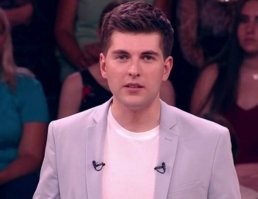 Вот кто действительно похож на Тома... Знакомьтесь, ведущий Дмитрий Борисов.
Бл, практически одно лицо, даже прикус зубов тот же.....