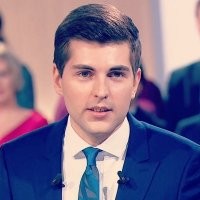 Вот кто действительно похож на Тома... Знакомьтесь, ведущий Дмитрий Борисов.
Бл, практически одно лицо, даже прикус зубов тот же.....