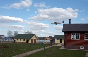 Вот снимок с этого участка с видом самолёта заходящего на посадку.