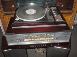 "Вега-003", в 1976 покупал за 480 руб.
Вертушка польского производства Unitra, а головка - Shure!