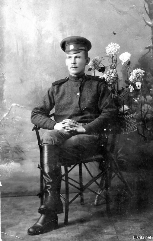 Отнюдь необязательно. На фото - мой дед, вольноопределяющийся, доброволец - это 1916 год, СПб. Фото сделано перед отъездом на фронт.