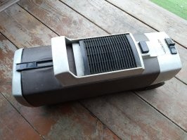 Вот такой зверюга до сих пор на даче живёт, орет как потерпевший, но ещё сосёт ) Помню ещё, как с помощью него потолок с детстве белил, насадка у него была на банку стеклянную, а шланг подключался в резьбовой разъем на выходе, скрыт пластиковой решеткой сверху.