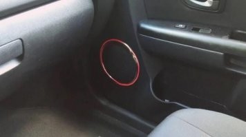 В некоторых Kia Soul есть заводская опция, которая позволяет колонкам мигать подсветкой в унисон музыке. По сути, получилась своеобразная цветомузыка. Но есть в этом один существенный минус – пульсация света сильно отвлекает внимание.