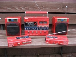 Про интересную компоновку Томь-209С стоило сказать. Аппарат являлся двукассетником, при этом можно было отстегнуть плеер и радиоприёмник. Колонки можно было поставить вертикально и пристегнуть к аппарату, что превращало его полноценный однокассетник.