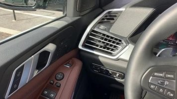 Некоторые BMW имеют функцию, известную как «Функция джентльмена». Функция представляет собой кнопку, при нажатии на которую происходит автоматическая перенастройка сиденья водителя, для того чтобы освободить место для любого, кто сидит на заднем сиденье позади водителя. Когда водитель в салоне один, он может отключить эту функцию, чтобы вернуть себе большее пространство для ног, к которому он привык.