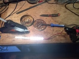 Ну не знаю... У меня в кармане, складной нож, практически всегда. 
Много раз пригождался в повседневной жизни и на работе. 
И нет, это не "кынджал размером с двуручный меч". 
Обычный небольшой складной нож. 
Тот, которым сейчас пользуюсь, с АлиЭкспресс, но, как оказалось, вполне неплохой.
На фото видно (перепаивал АКБ в авторегистраторе). 
И даже линейка, для масштаба есть. 

В аэропорту, конечно, убираю в багаж.  

А люди, чьи ножи в корзине у вашей супруги, просто забыли их в багаж переложить. 
Или просто не подумали, что сейчас нельзя в салон самолёта, любые острые предметы брать. 
Многие волнуются перед перелетом, особенно первым. 

(Ага, прям вижу картинку, как террорист, с маникюрными ножницами на перевес, самолёт захватывает.  )

А поток пассажиров большой, вот и накапливается "коллекция" отобранных ножей у СБ.