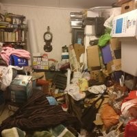 Есть у меня знакомый такой же - засрал уже 2 квартиры (тащит со свалок все, что может утащить) и уже как 3-й год живет на даче, так как в квартирах уже жить невозможно. Да, у него подтвержденное психическое расстройство (патологическое накопительство) и инвалидность. 

Фотки - это один из ранних этапов после полугода переезда на другую квартиру (в первой уже не было ни света, ни воды).