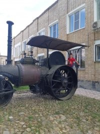 Поселок Остёр Рославльского района Смоленской области. В тамошнем ДРСУ работают креативные люди. У них есть паровой каток 1910 года постройки