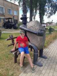 Поселок Остёр Рославльского района Смоленской области. В тамошнем ДРСУ работают креативные люди. У них есть паровой каток 1910 года постройки