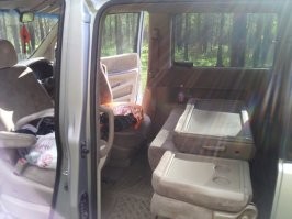 На хонде степвагоне есть такая опция. Передний ряд разворачивается на 180, средний ряд складывается в столики, и получается 4 полноценных места и стол по середине.