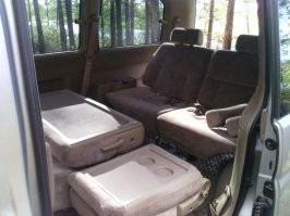 На хонде степвагоне есть такая опция. Передний ряд разворачивается на 180, средний ряд складывается в столики, и получается 4 полноценных места и стол по середине.