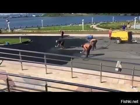 Что бы серый цвет асфальта у Владивостокского океанариума не удручал взор Кое Кого, асфальт покрасили в чёрный свет....))))