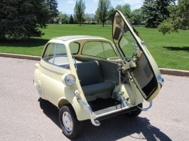 Кстати, у BMW Izetta 300 единственная дверь была спереди, а в Messerschmitt KR175 доступ был по самолётному - через откидывающийся фонарь. Авиационное мышление не убьёшь...