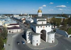 Настоящие древние Золототые Ворота остались лишь во Владимире на Клязьме. Но с укрепляющими пристройками-башнями выполненными в 19 веке. Хотя самих распашных ворот с белокаменной башни, покрытых золотом не сохранилось. Говорят, по одной легенде, "тартары-моголы" схоронили их где-то на дне Клязьмы-реки после взятия города в 13 веке. Или просто, что наверняка, переплавили пластины с ворот.