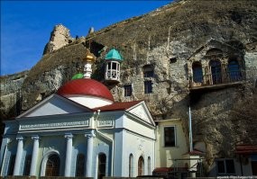 Монастырь святого Климента расположен в Инкермане, пригороде Севастополя.