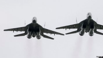 На первой фотографии МиГ-29, на второй F-14.