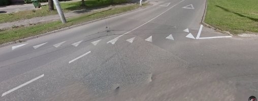 Спасибо за ссылку.
Горизонтальные полосы не противоречит знакам - сплошная линия должна была быть на одном уровне с линией 1.7 (обозначает полосы движения в пределах перекрестка), вот тогда усатый был бы прав. А так, езда по полосам и у усатого перестроение за пределами перекрёстка. Дорожники напортачили. 1.13 (линия из треугольников) при необходимости остановиться перед пересечением дороги - вот из за той сплошной так и получилось.
Аналогичная ситуация в Каунасе, потом линию из треугольников переделали. Ещё виден один треугольник как линия проходила раньше.
