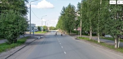 Неположенное место для перехода это когда положенное место видно. А тут что точно видно, так это временный знак "100м 20км/ч" и "Осторожно дети".
Вид места ДТП с другой стороны 4 года тому назад - 64.602206, 40.591969 . Идут пешеходы и нет перехода.