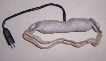 как связист добавлю про шлемофоны, там вместо обычного микрофона применяется ларингофон, который преобразовывает в электрический сигнал не звуковые колебания, а горловые, за счет чего в эфир не попадает посторонних шумов. такие же ларингофоны применяются в авиации, различных скафандрах и т.д. в отличии от микрофона, закрепляется на шее.