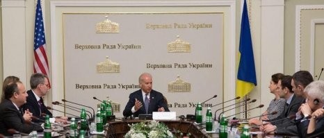 Согласен. Поправки были приняты незаконно и не демократично.
Законно и демократично - это у наших соседей. Вот так: